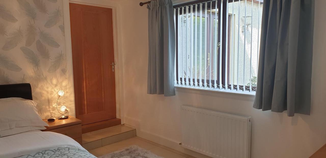 Apartment Birchgrove Holiday Apartment--- Free Wifi--