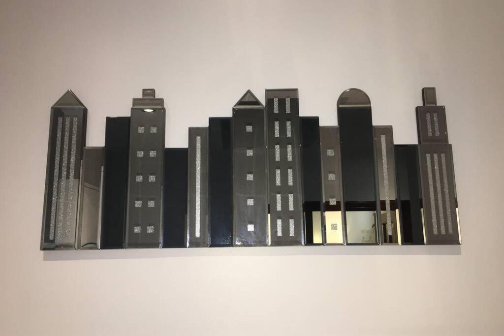 Modern 1 Bedroom Apartment *
