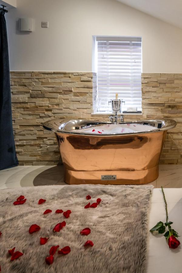 Pamper Yourself In Our Double Sized Copper Tub -2 Bedroom Apartment *