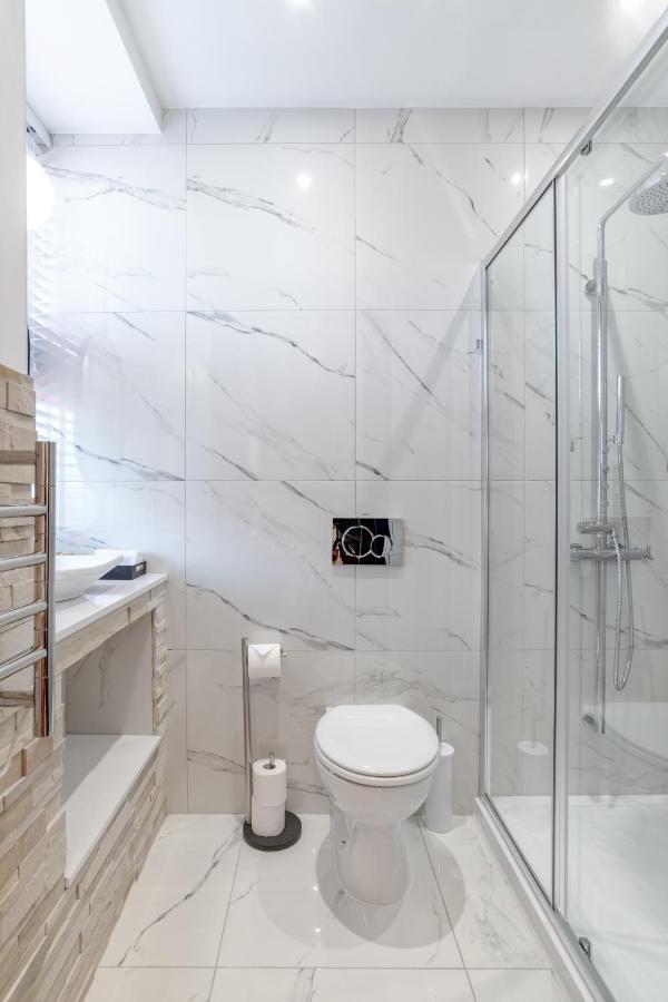 Apartment Pamper Yourself In Our Double Sized Copper Tub -2 Bedroom *