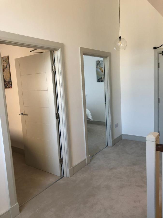Great Glen Town House, 5 Minute Drive From Town Centre