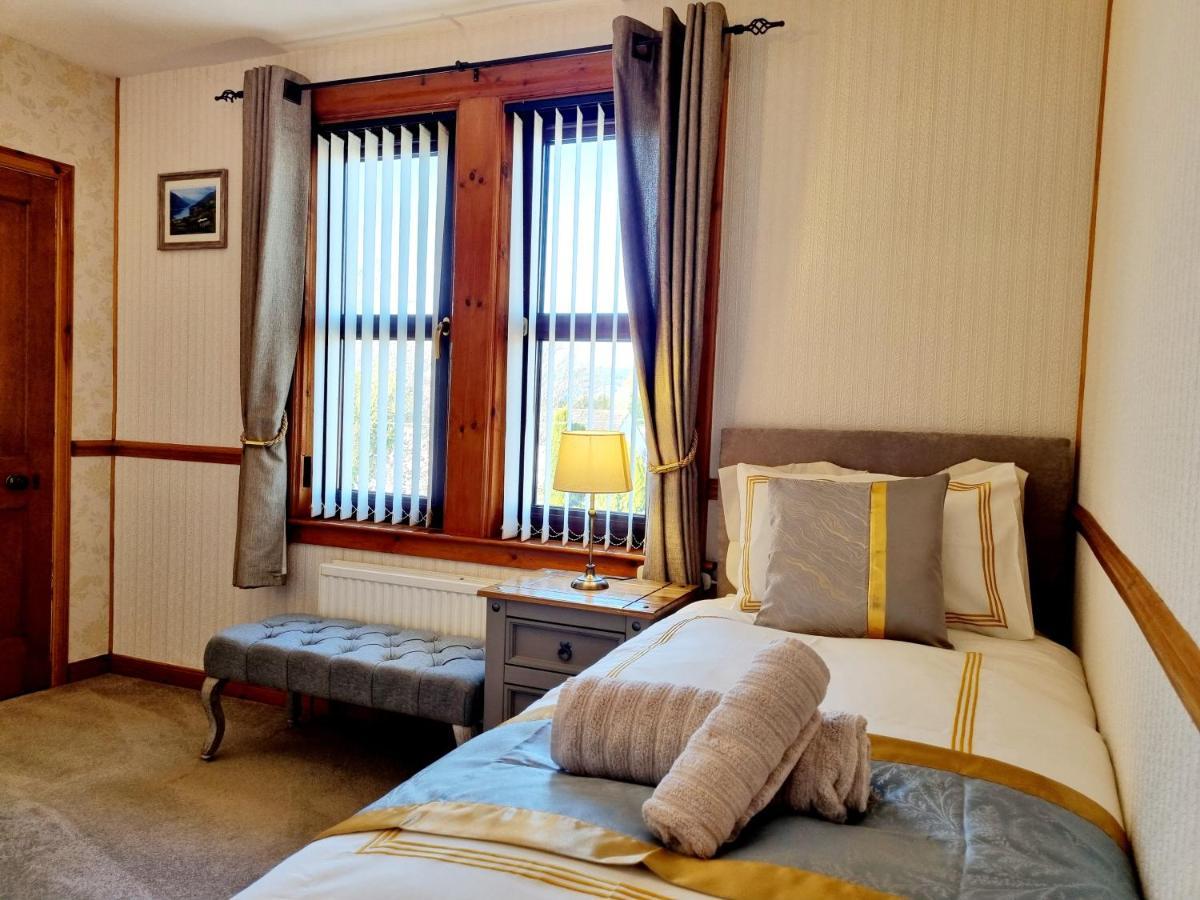 3 Bedroom House Free Parking *