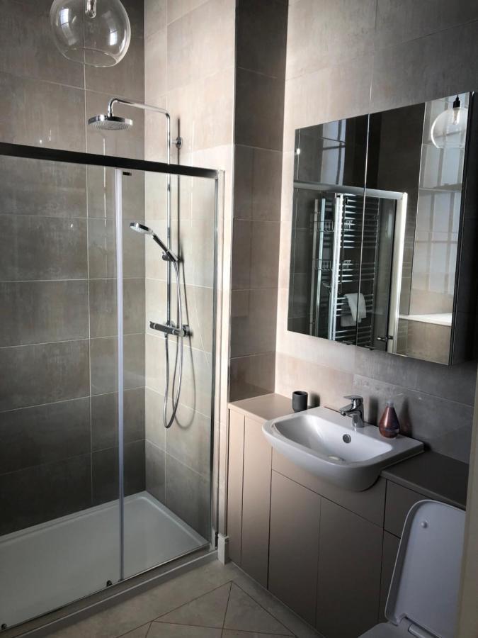 Great Glen Town House, 5 Minute Drive From Town Centre Apartment