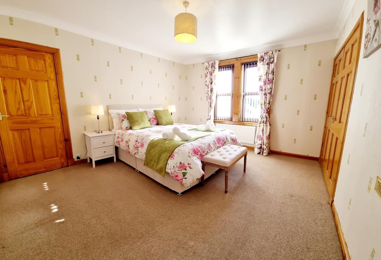 3 Bedroom House Free Parking *