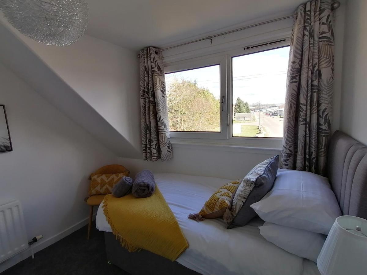 Apartment Delightful, 3 Bedroom House With Garden. *