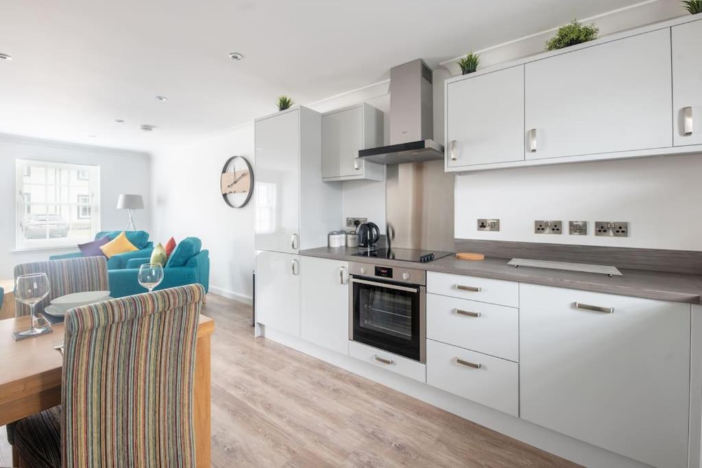 Modern Ground Floor In Tornagrain Apartment *