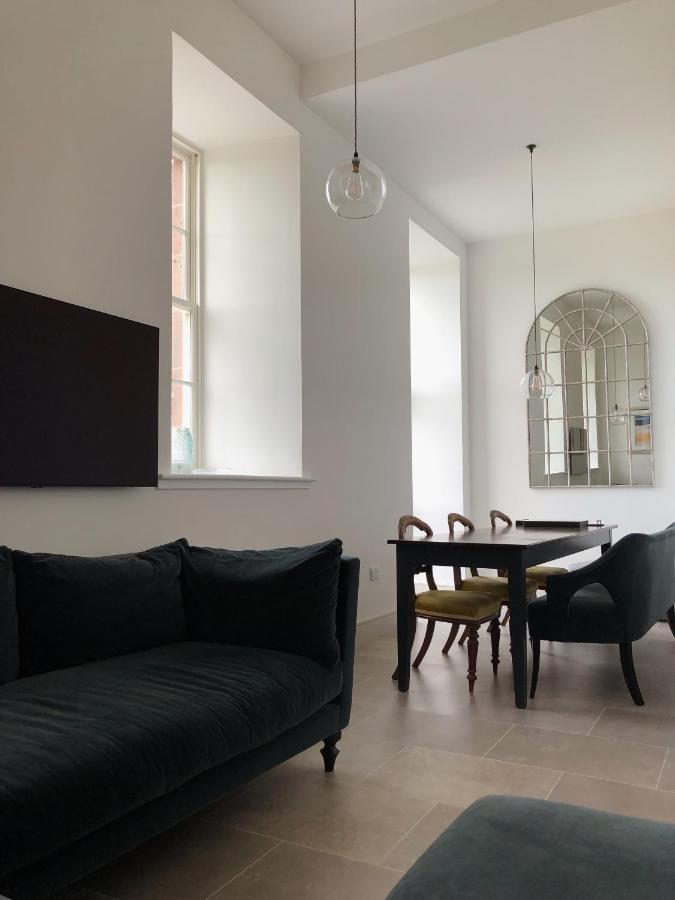 Great Glen Town House, 5 Minute Drive From Town Centre Apartment