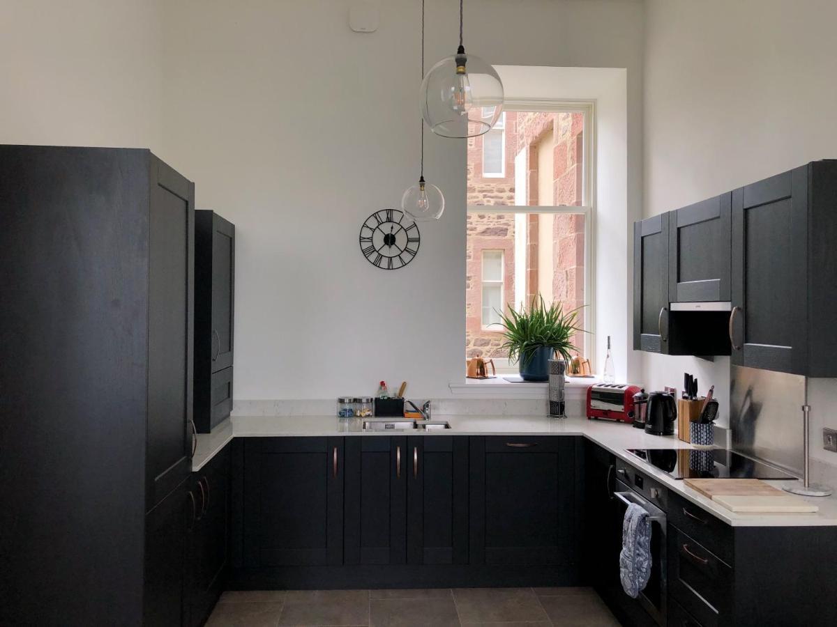 Great Glen Town House, 5 Minute Drive From Town Centre Apartment
