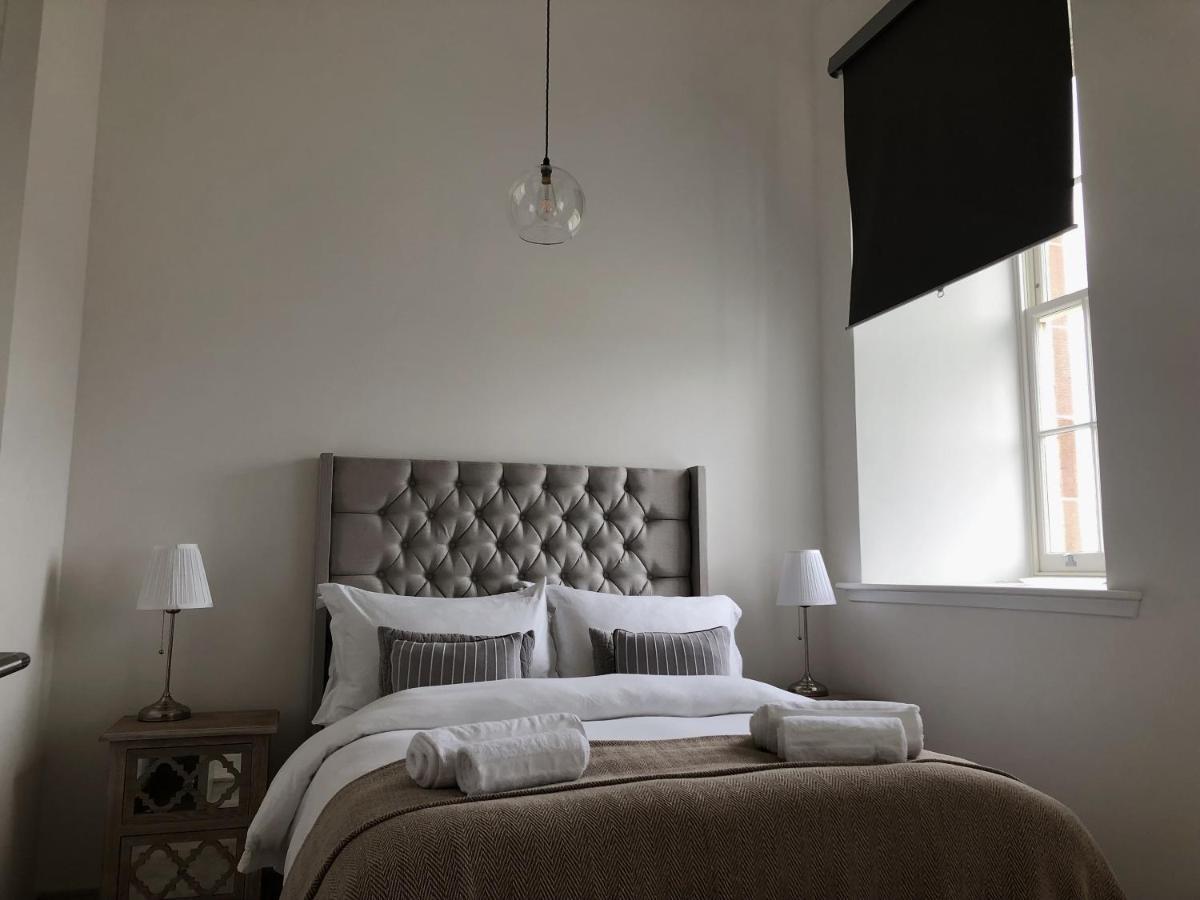 Great Glen Town House, 5 Minute Drive From Town Centre Apartment *