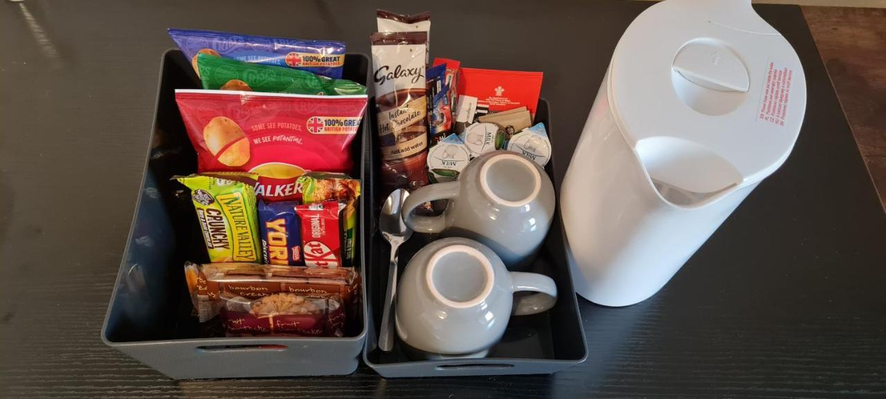 Modern - - Complimentary Snacks - Free Parking Guest house *