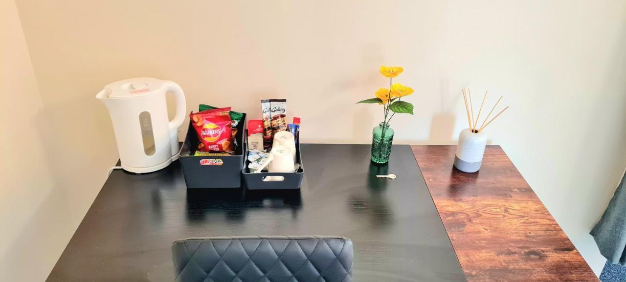 Modern - - Complimentary Snacks - Free Parking Guest house *