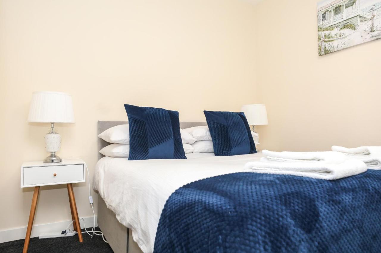Modern - - Complimentary Snacks - Free Parking *