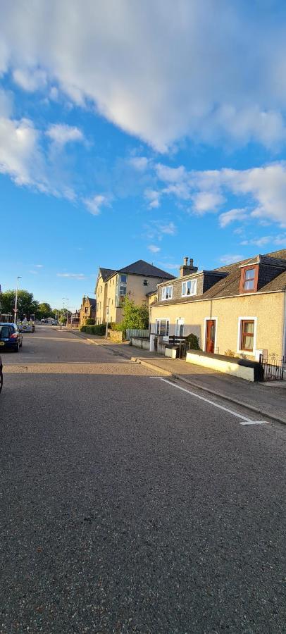 Modern - - Complimentary Snacks - Free Parking Guest house *
