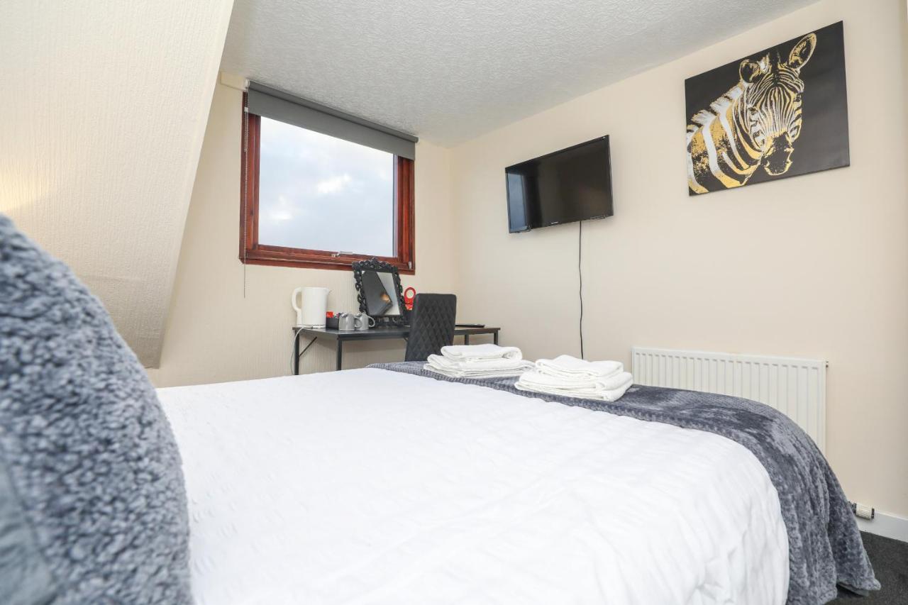 Modern - - Complimentary Snacks - Free Parking *