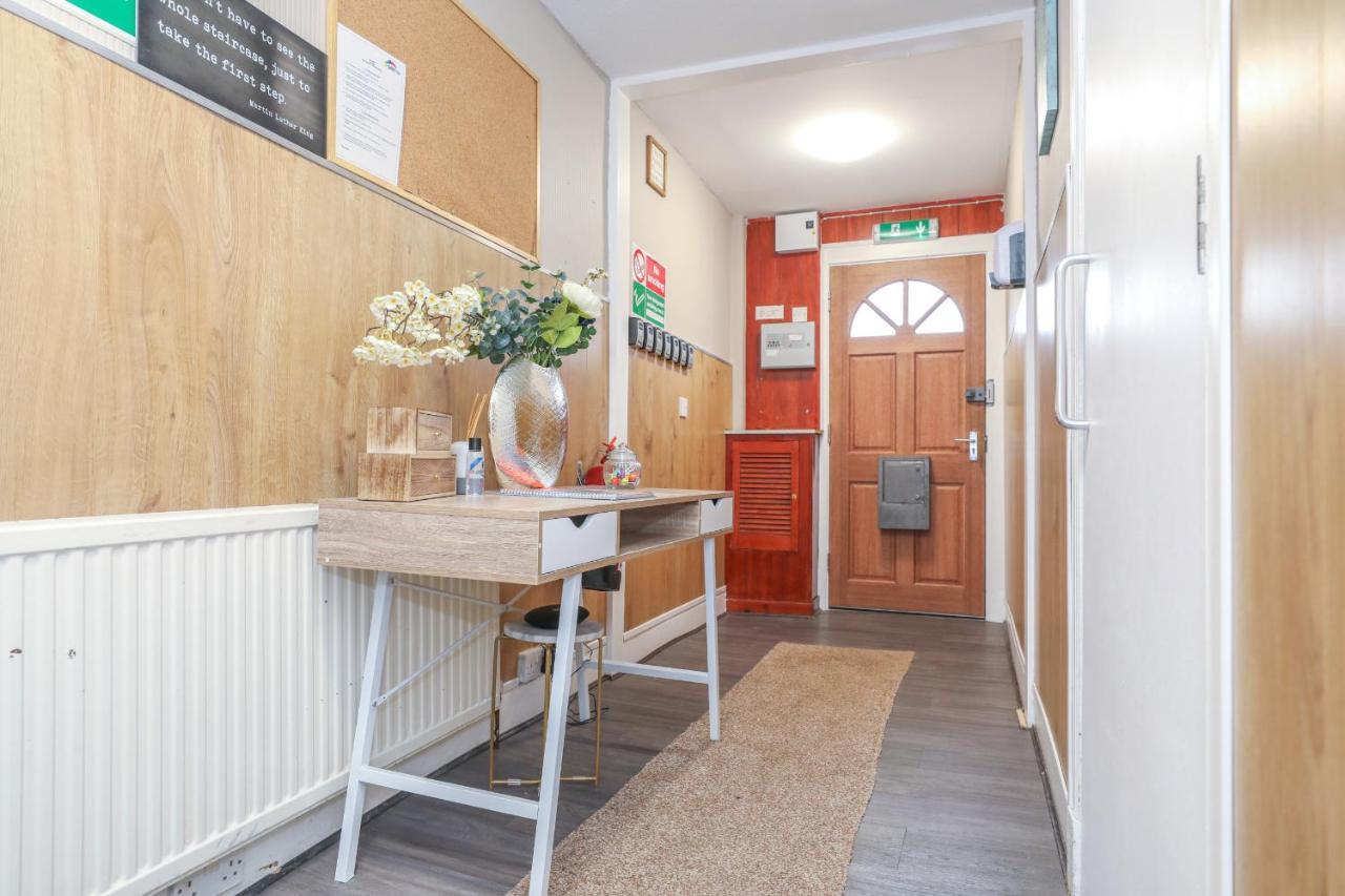 Modern - - Complimentary Snacks - Free Parking Guest house *