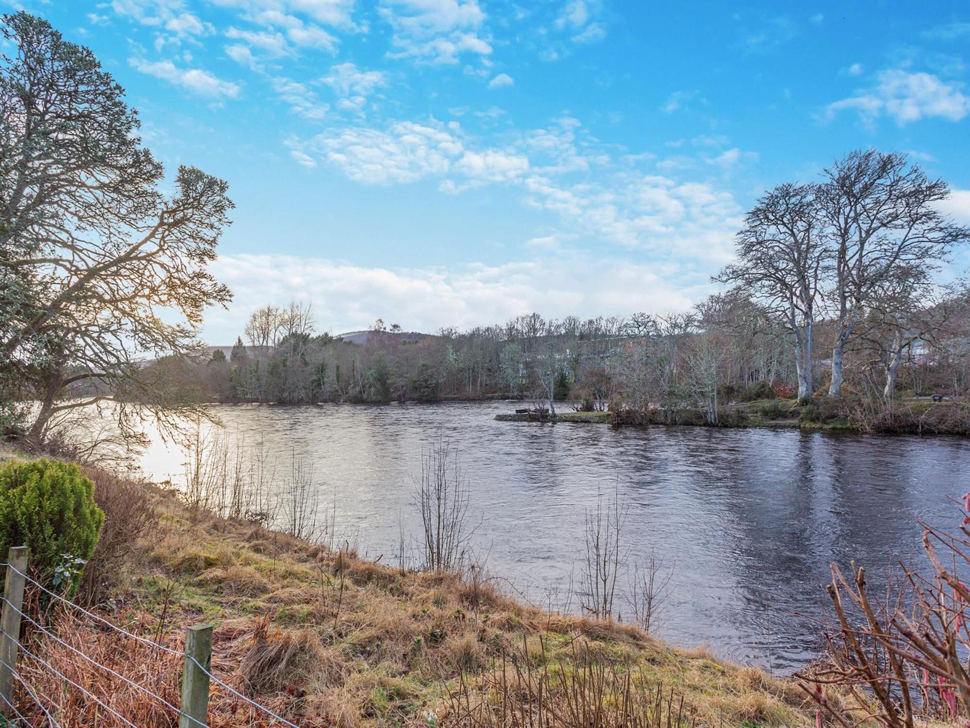 Bluegrass Retreat On The River Ness Inverness