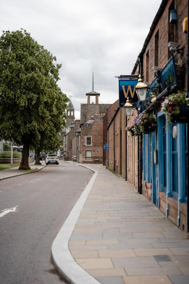 Ness Riverfront - Centre Holiday home