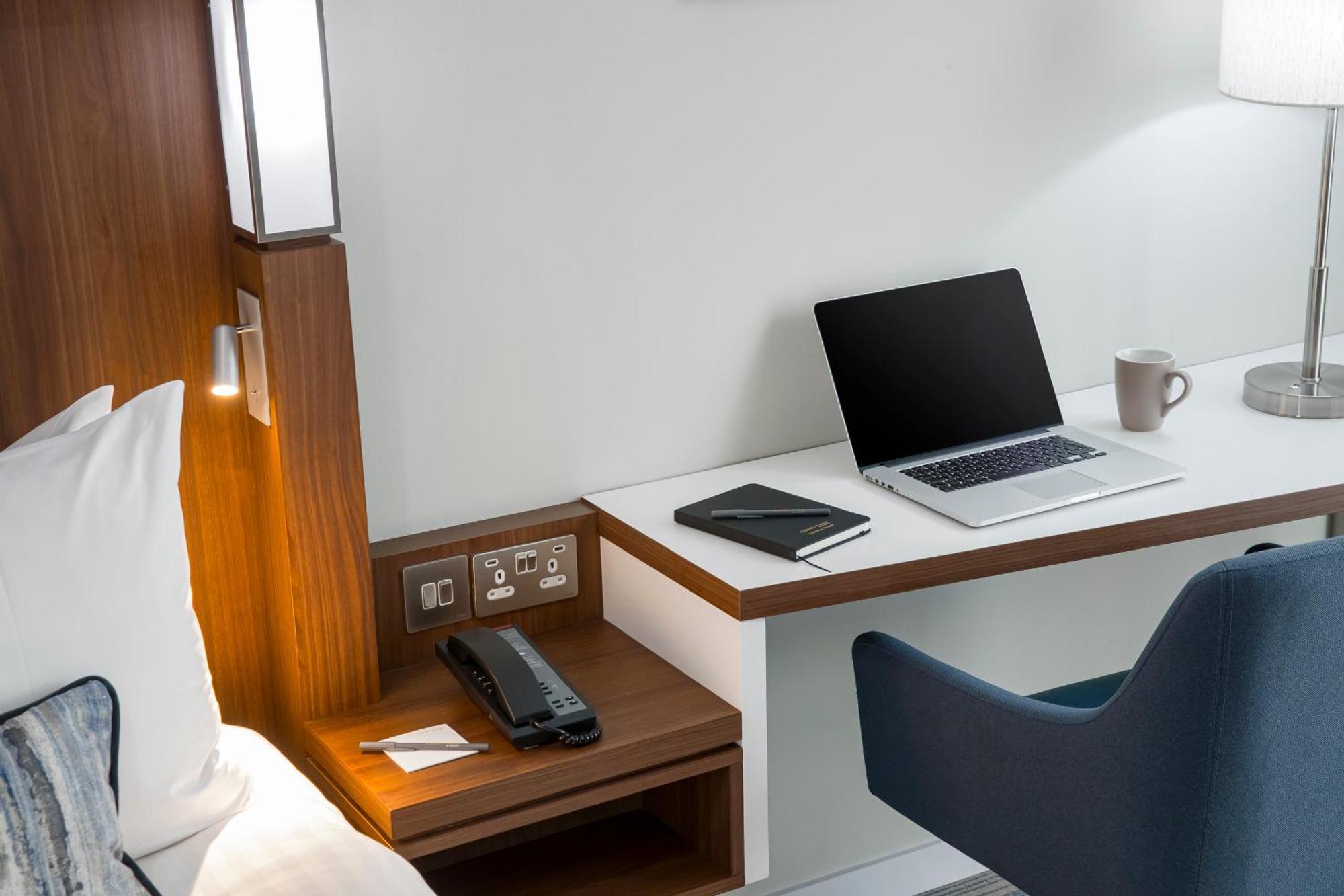 Courtyard By Marriott Airport