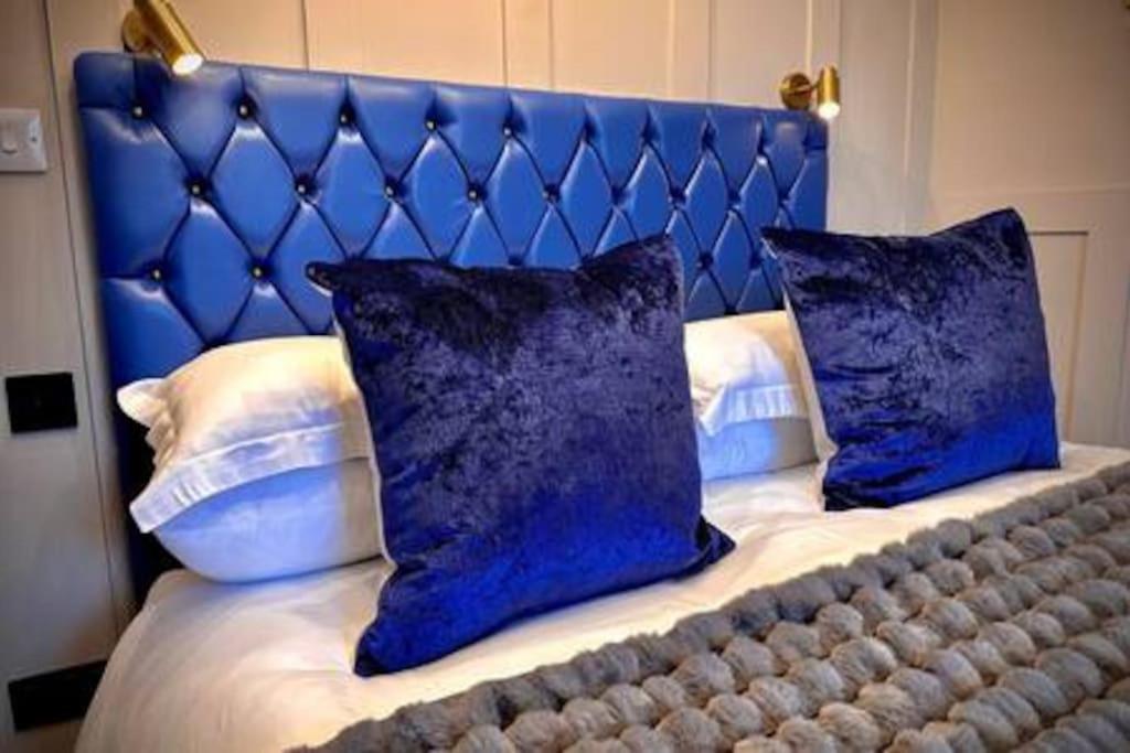Treat Yourself To Luxury & Style Apartment