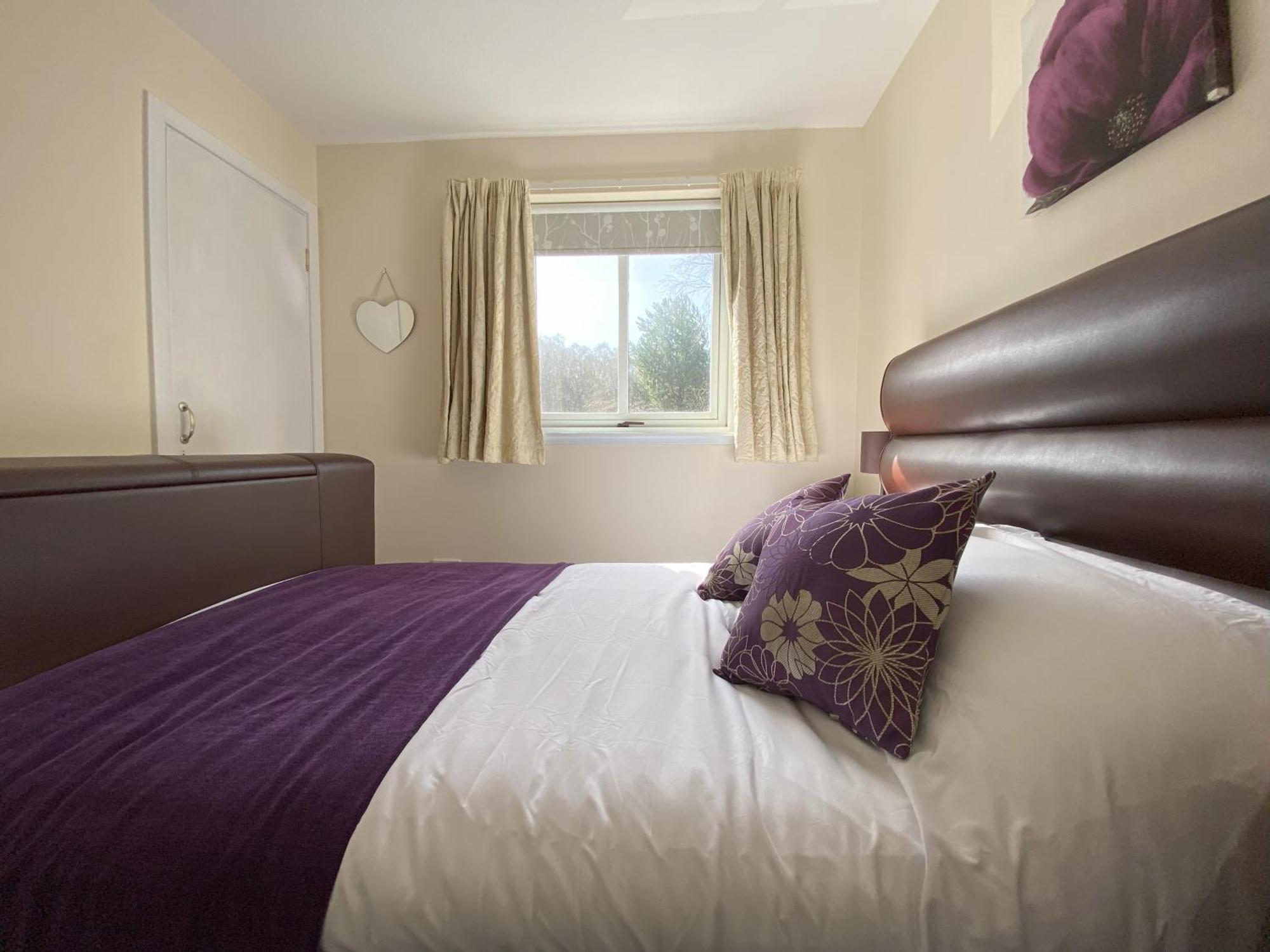 Treetops - Bright 2 Bed Flat - Super Location * Inverness