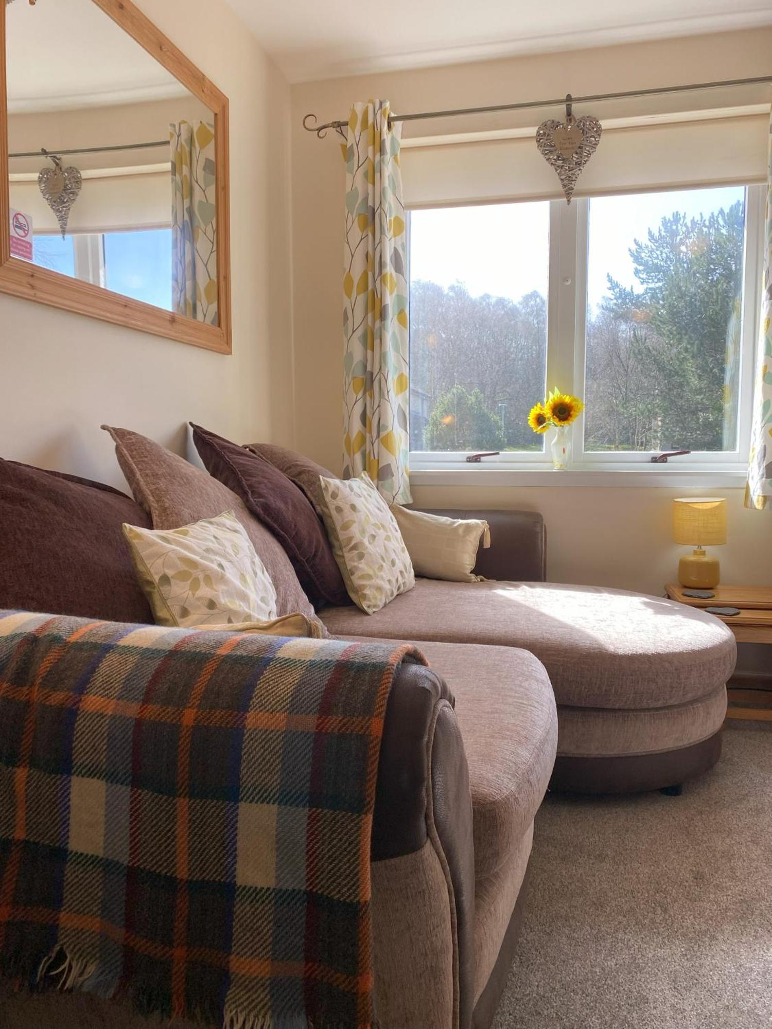 Treetops - Bright 2 Bed Flat - Super Location Apartment