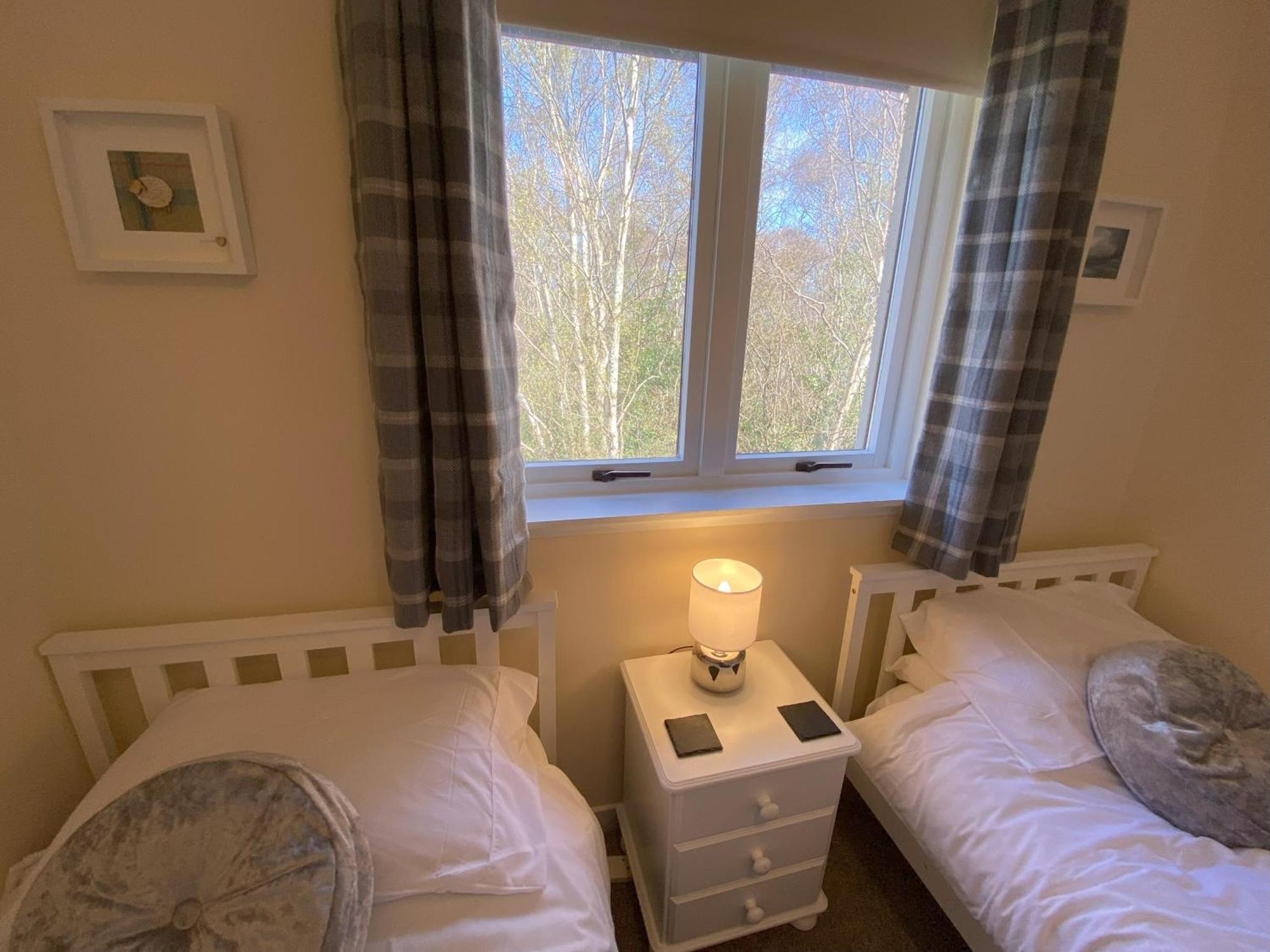Treetops - Bright 2 Bed Flat - Super Location Apartment Inverness