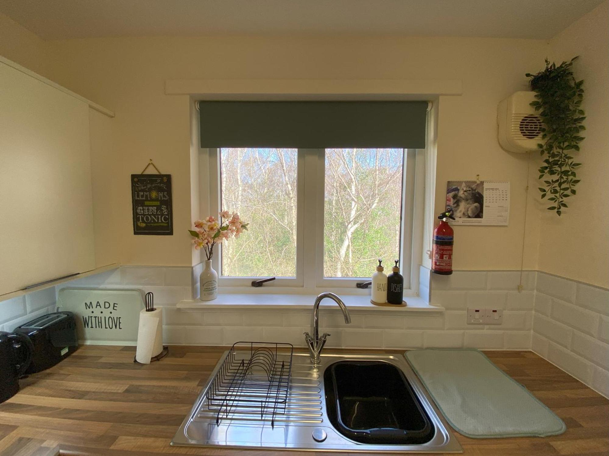 Treetops - Bright 2 Bed Flat - Super Location Apartment *