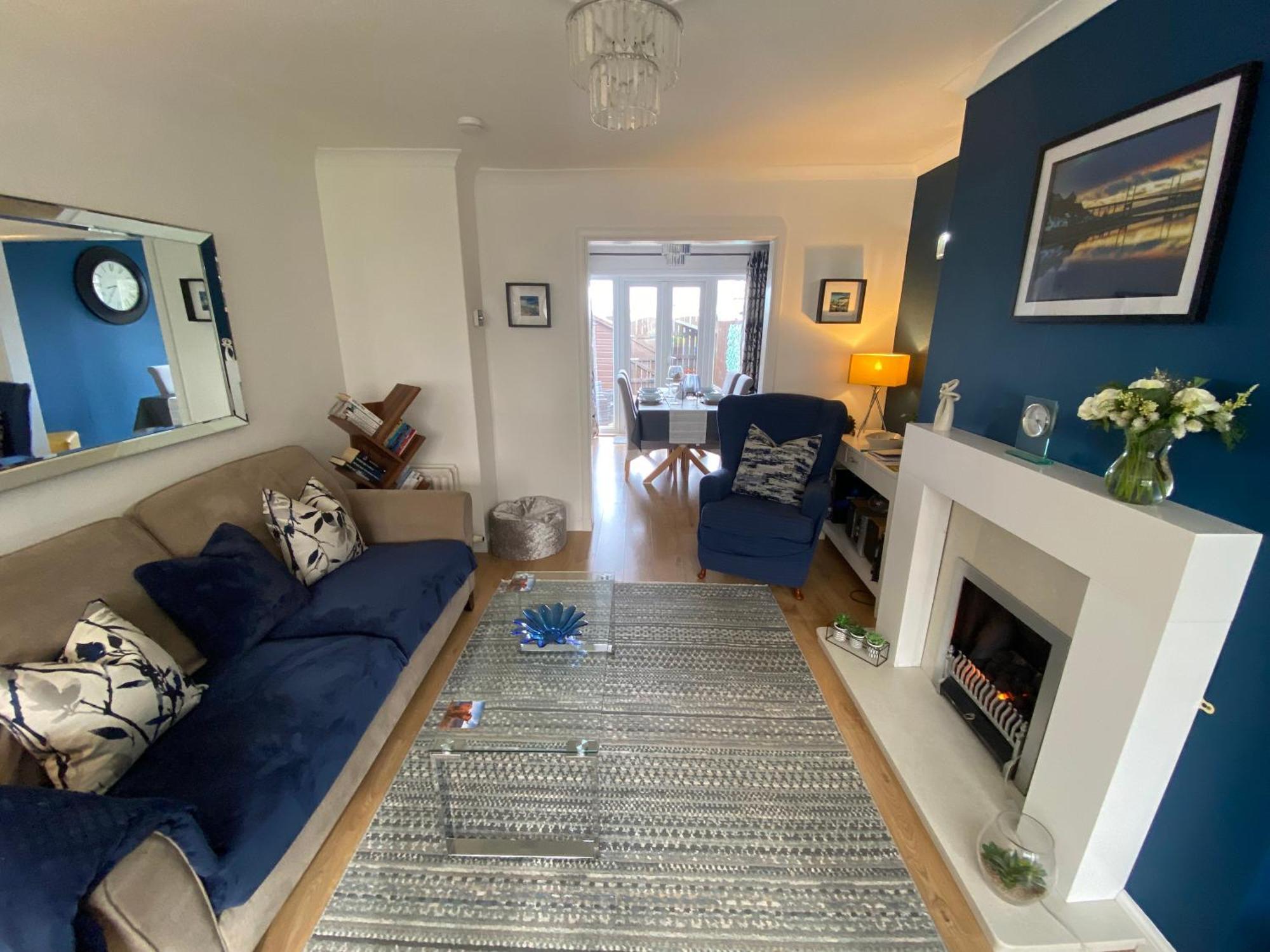 Apartment Delightful, 3 Bedroom House With Garden. *