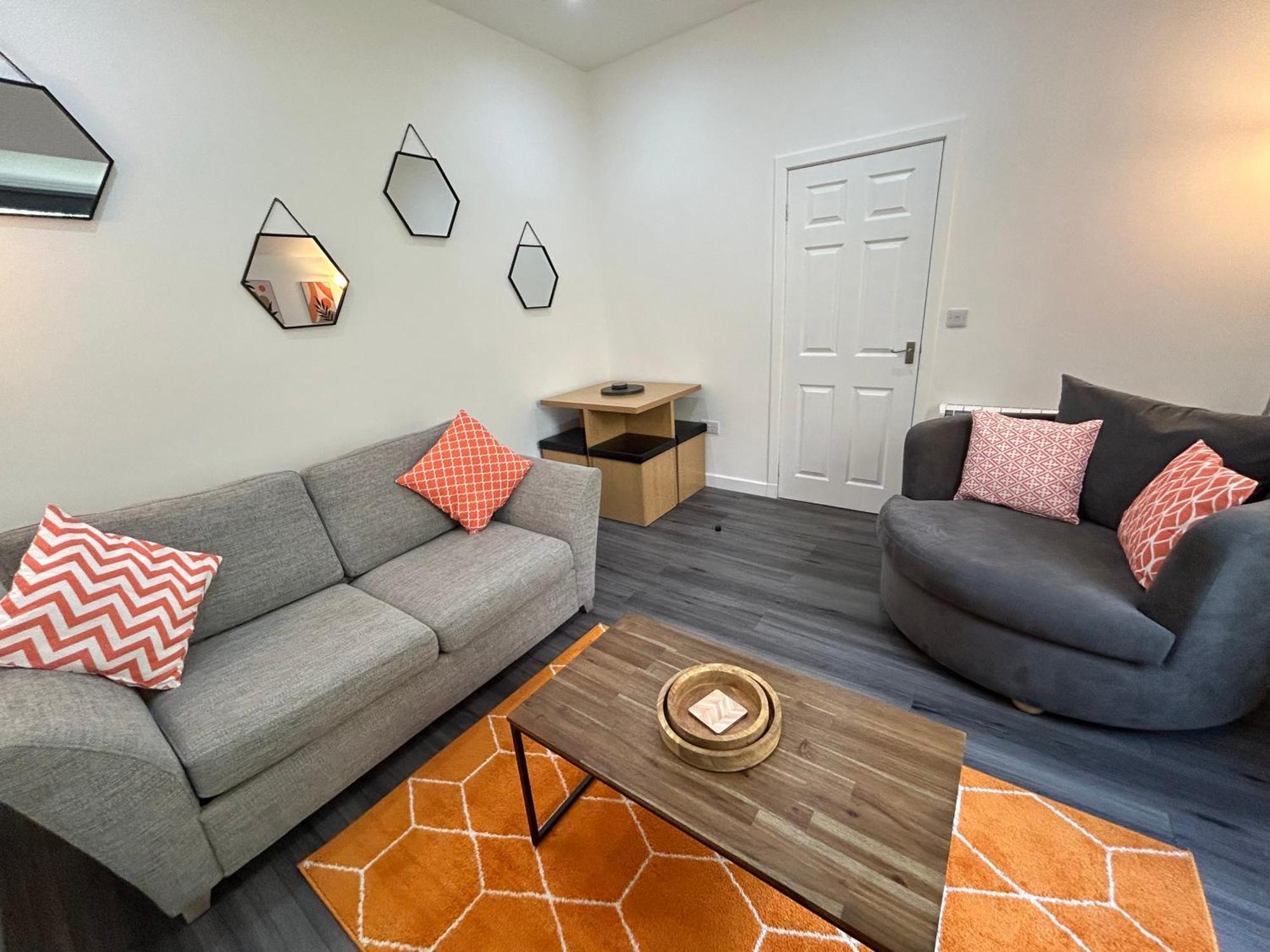 Flat 2a - Modern Flat Close To City Centre Ideal For Couples Apartment *