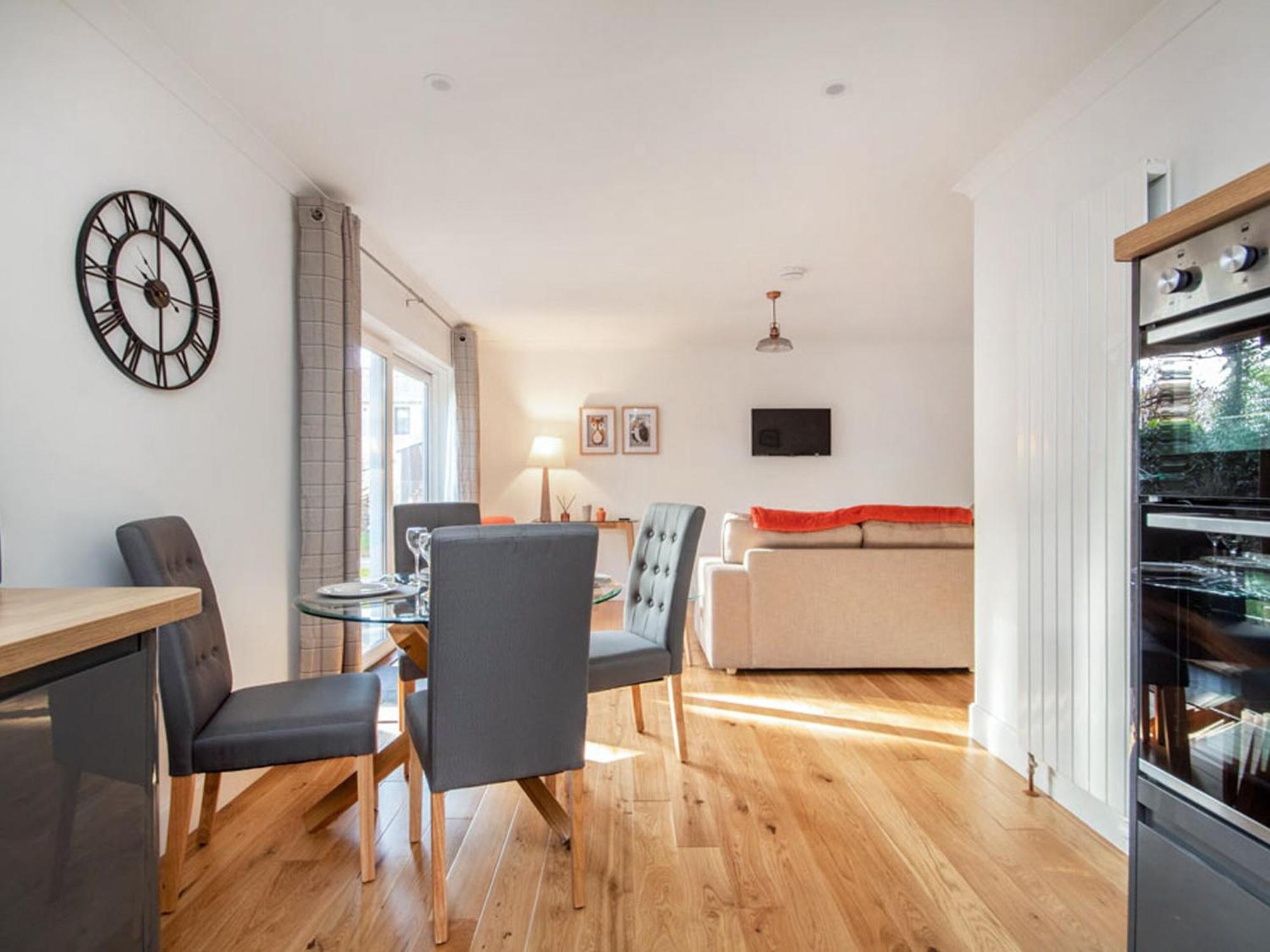 Flat 1 *
