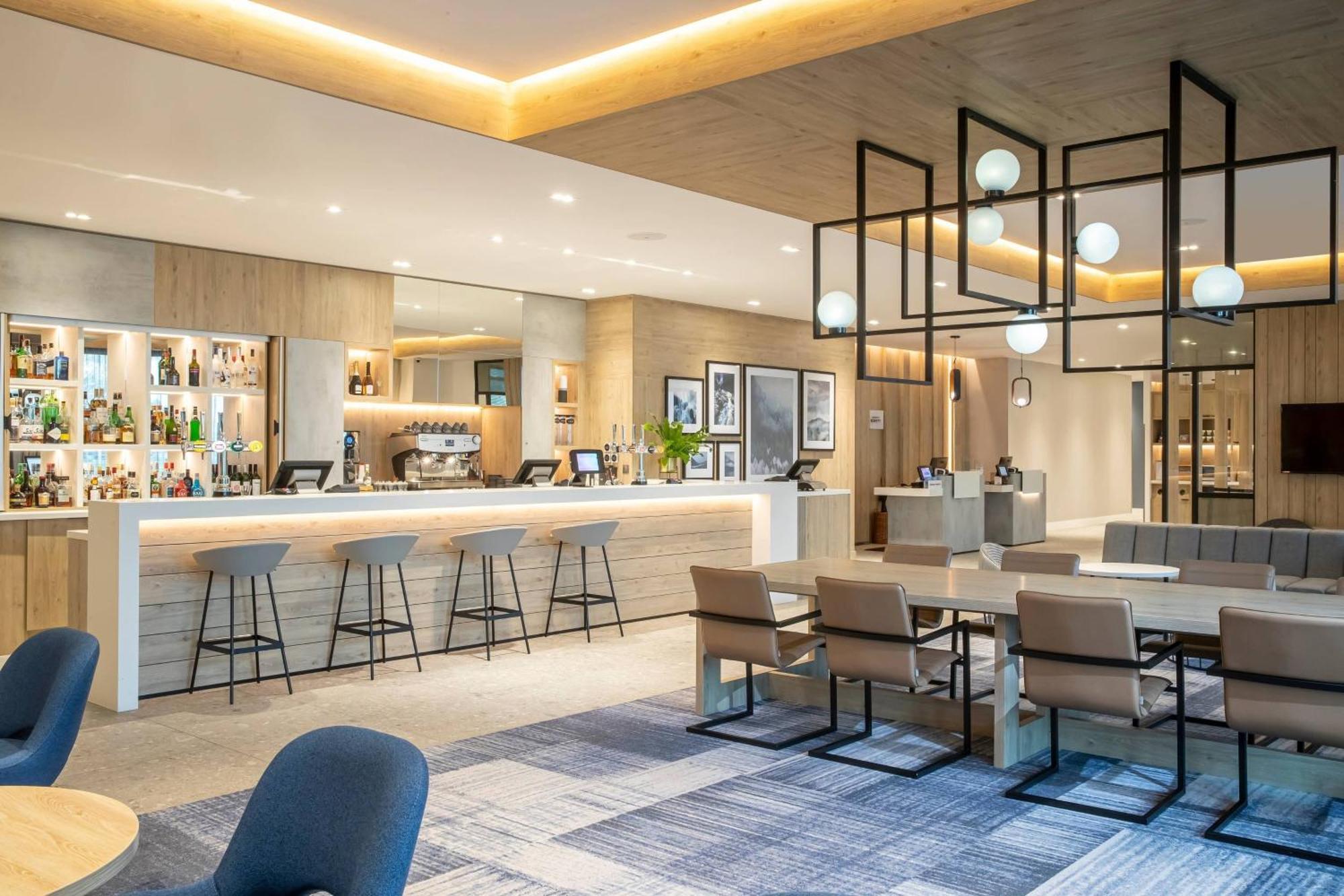 Courtyard By Marriott Airport Hotel Inverness