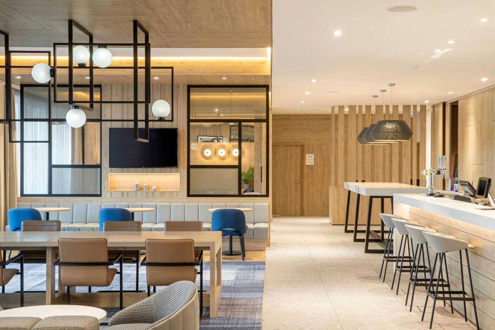 Courtyard By Marriott Airport 4*