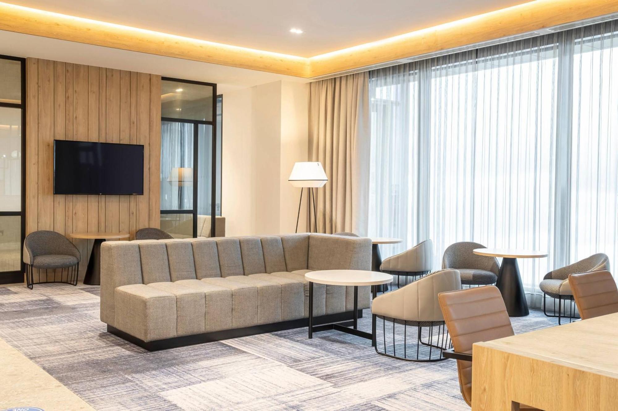 Courtyard By Marriott Airport Hotel