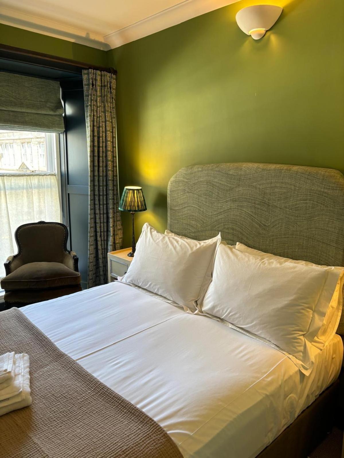 Hootananny Hotel *