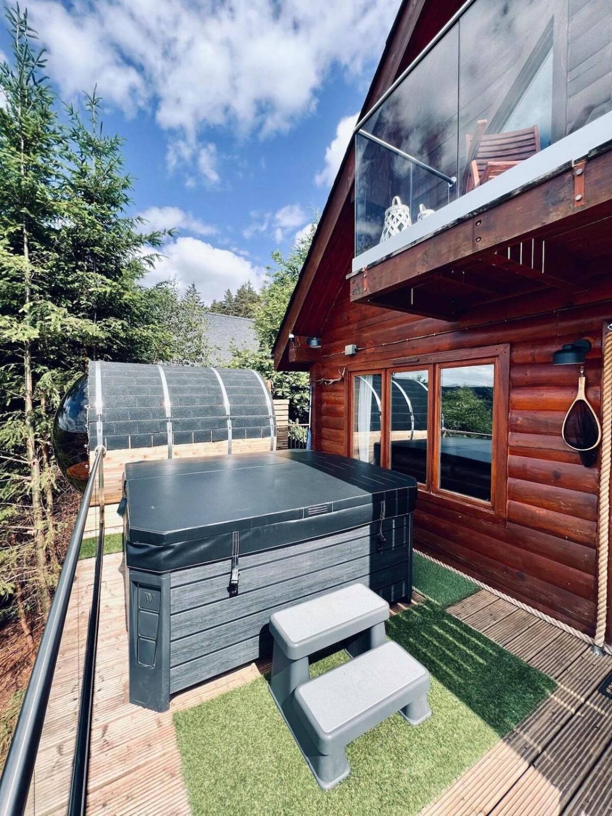 Lodge On Loch Ness
