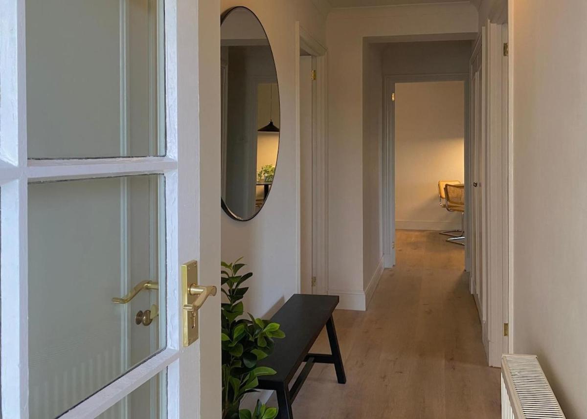 Spacious 2-bed With Free Parking Apartment *