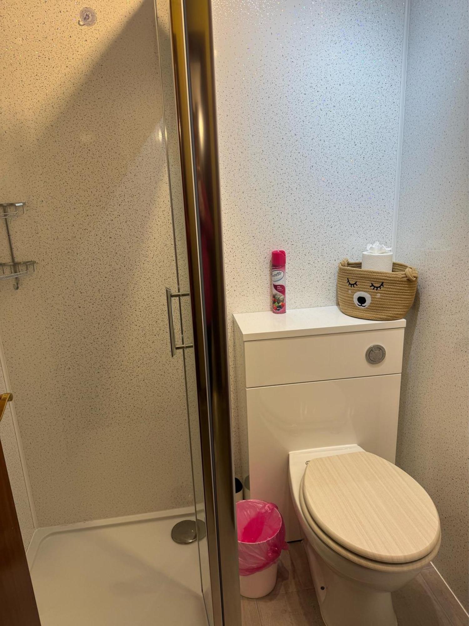 3bedroom 1bathroom 1 Shower In Quiet Area *