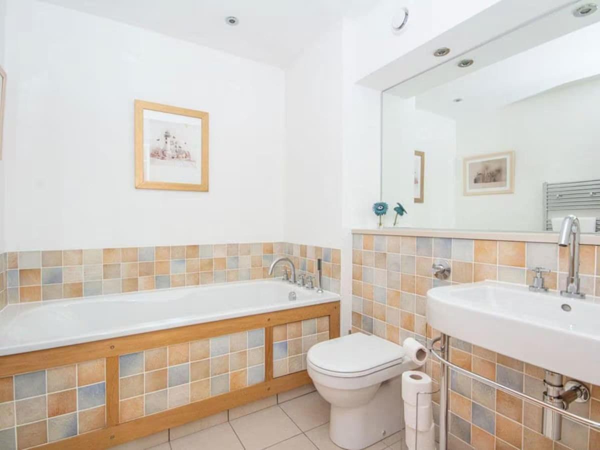 2 Bedroom Riverside 301 Apartment