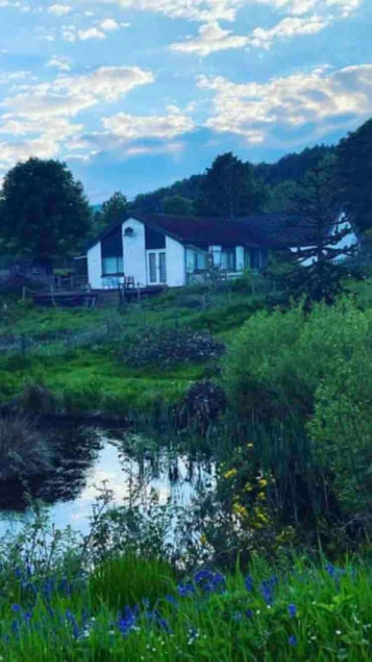 Canal Side Cottage,on The Banks Of The Caledonian Canal