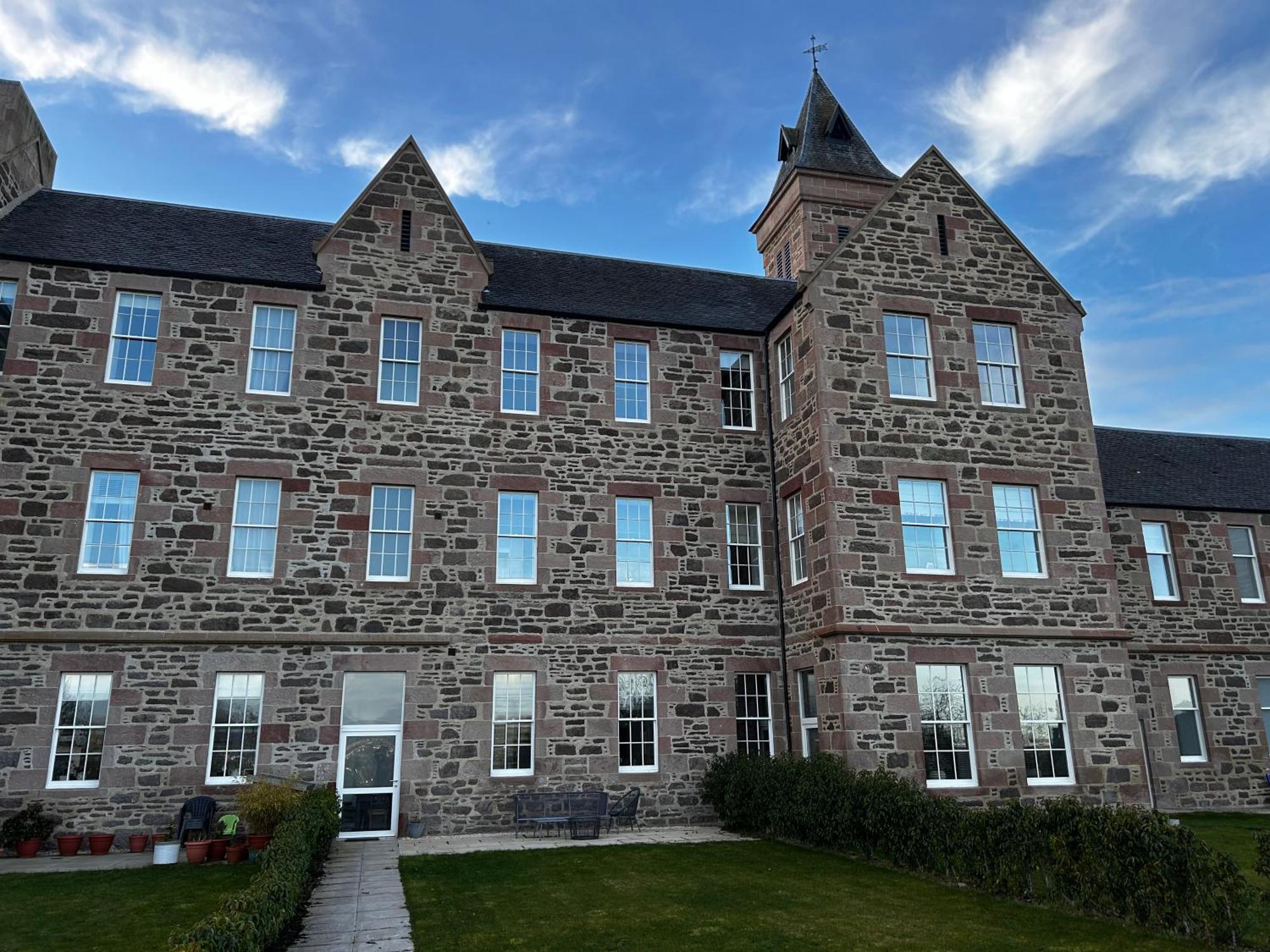 Great Glen Town House, 5 Minute Drive From Town Centre Apartment