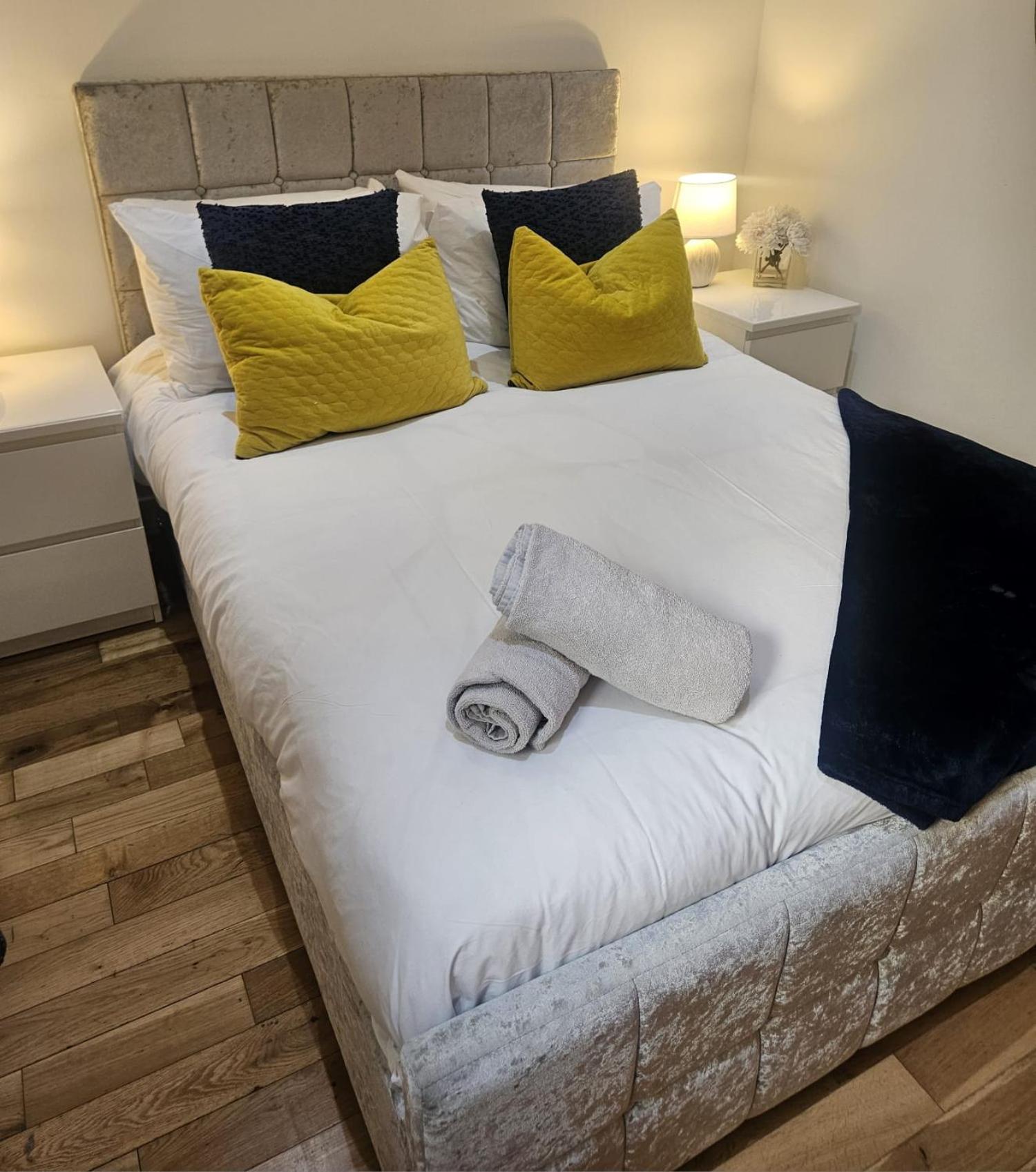 Langley Centre Secure Parking 2 Min Walk, Public Transport 1 Min Walk, Great Location Quiet Side Street 2 Bedroom, 2 Bathroom Apartment Inverness