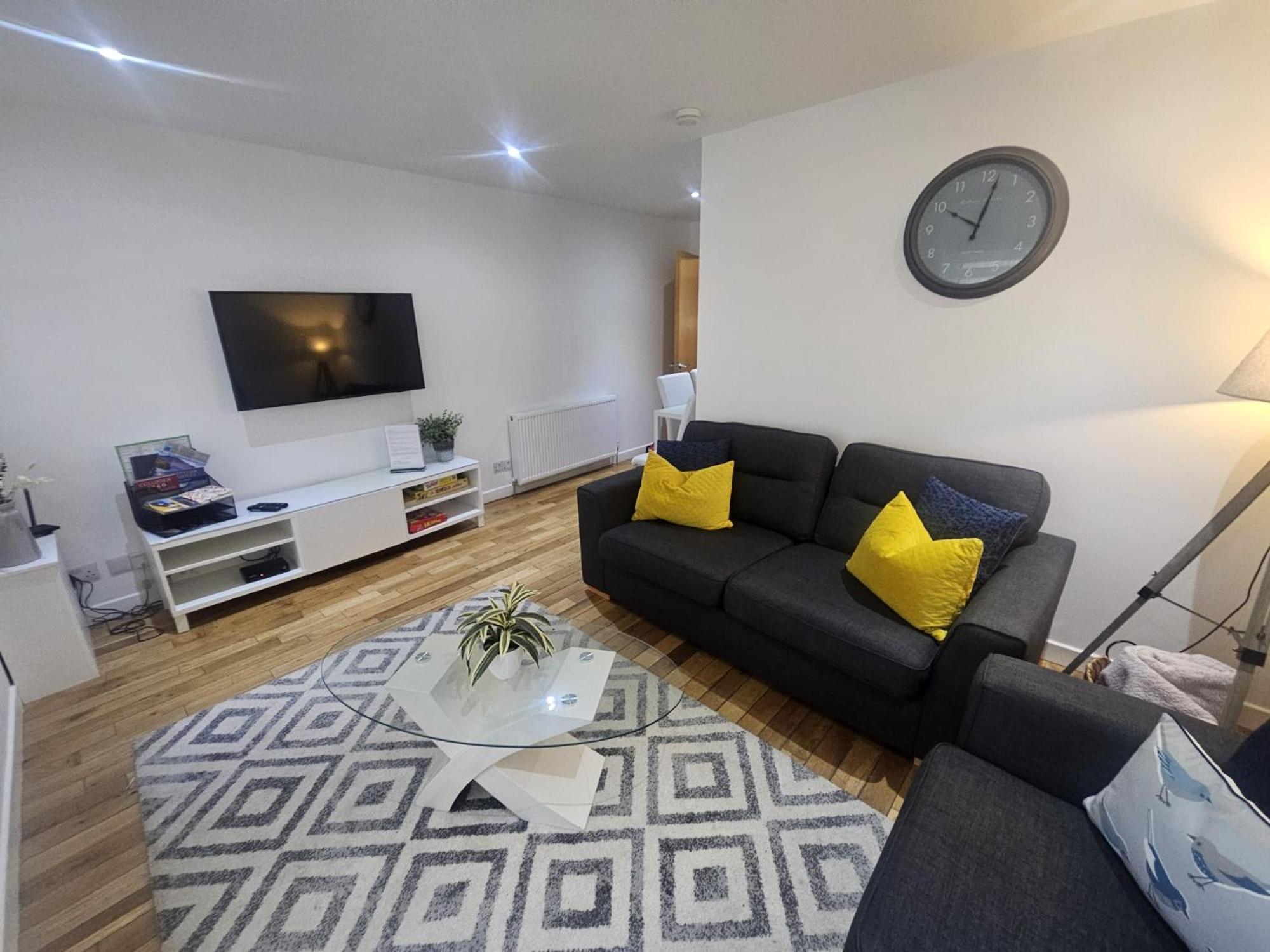 Langley Centre Secure Parking 2 Min Walk, Public Transport 1 Min Walk, Great Location Quiet Side Street 2 Bedroom, 2 Bathroom Apartment *
