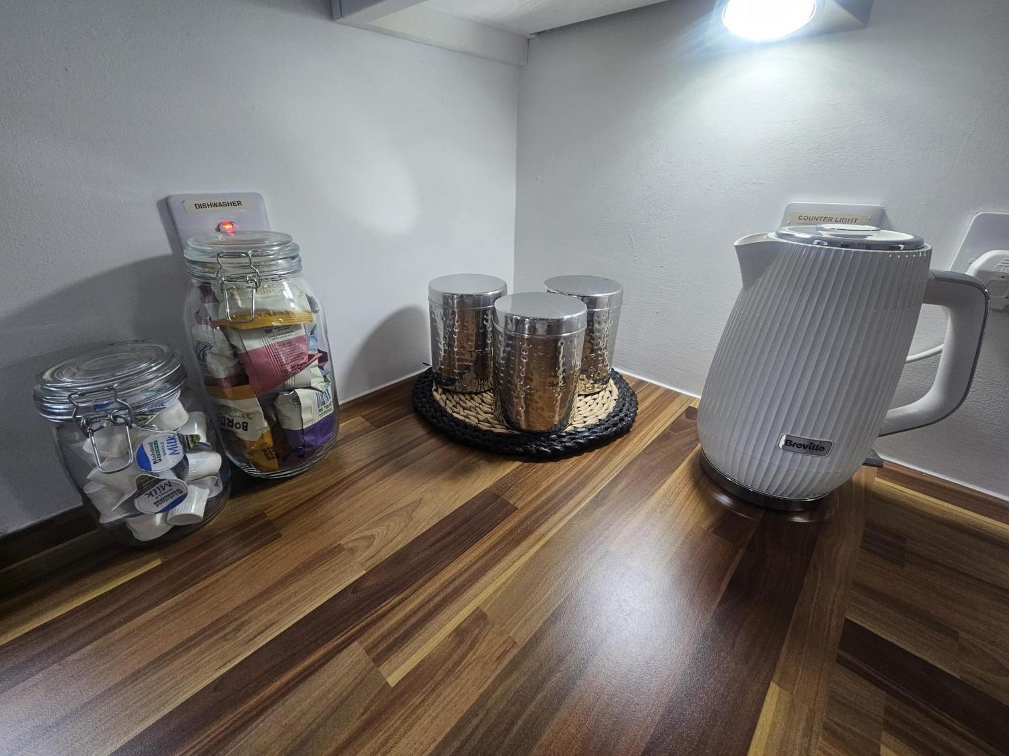 Langley Centre Secure Parking 2 Min Walk, Public Transport 1 Min Walk, Great Location Quiet Side Street 2 Bedroom, 2 Bathroom Apartment *