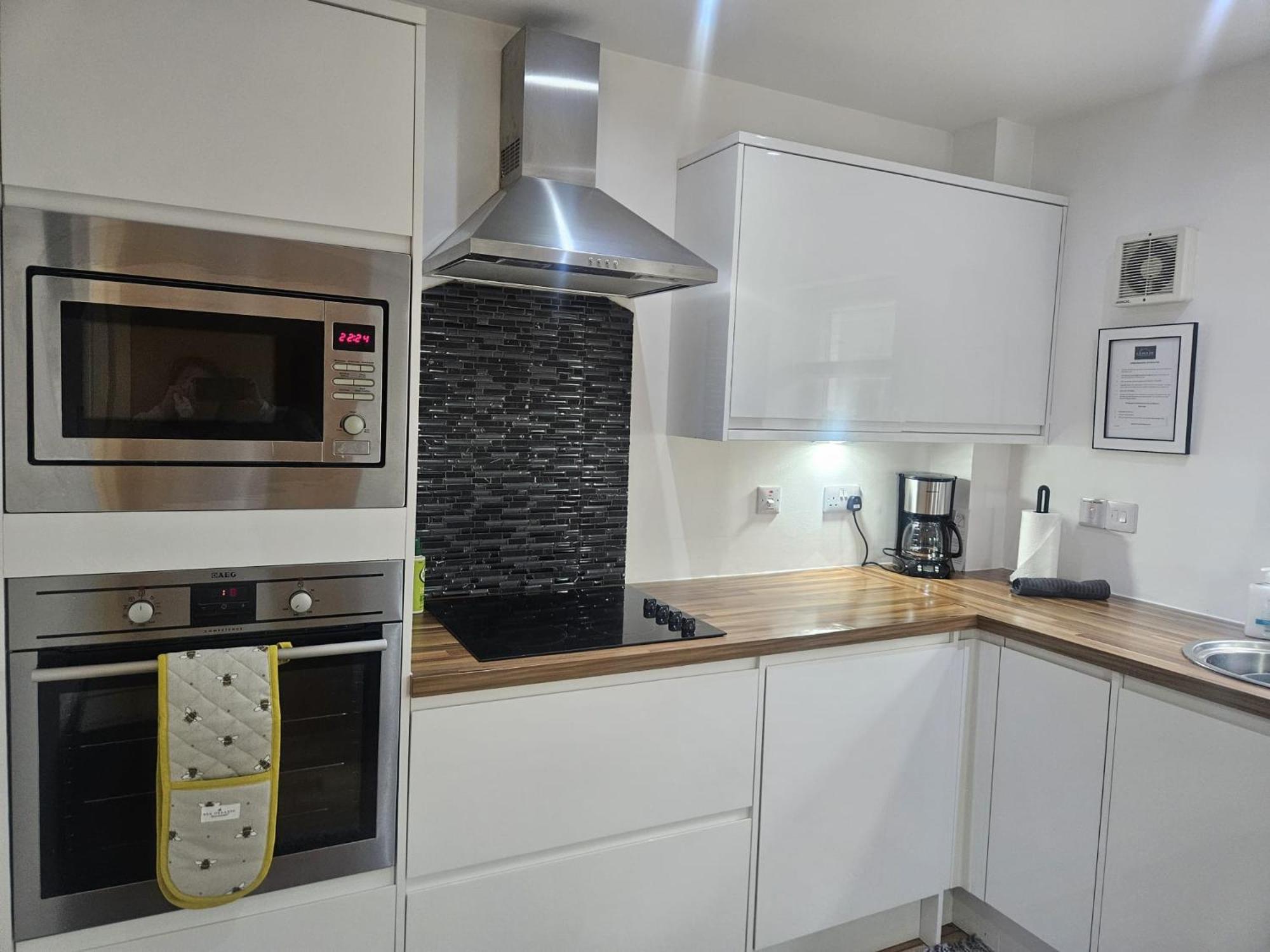 Langley Centre Secure Parking 2 Min Walk, Public Transport 1 Min Walk, Great Location Quiet Side Street 2 Bedroom, 2 Bathroom Apartment Inverness