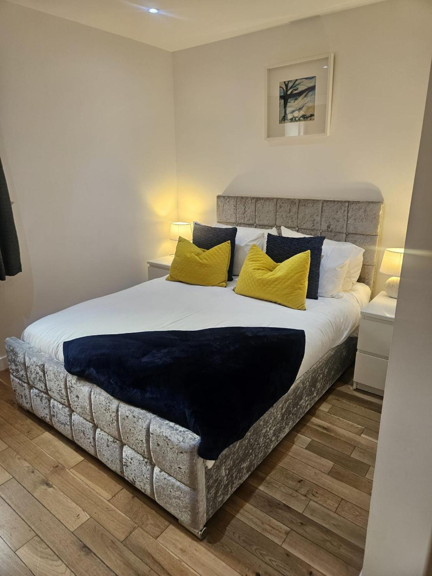 Apartment Langley Centre Secure Parking 2 Min Walk, Public Transport 1 Min Walk, Great Location Quiet Side Street 2 Bedroom, 2 Bathroom