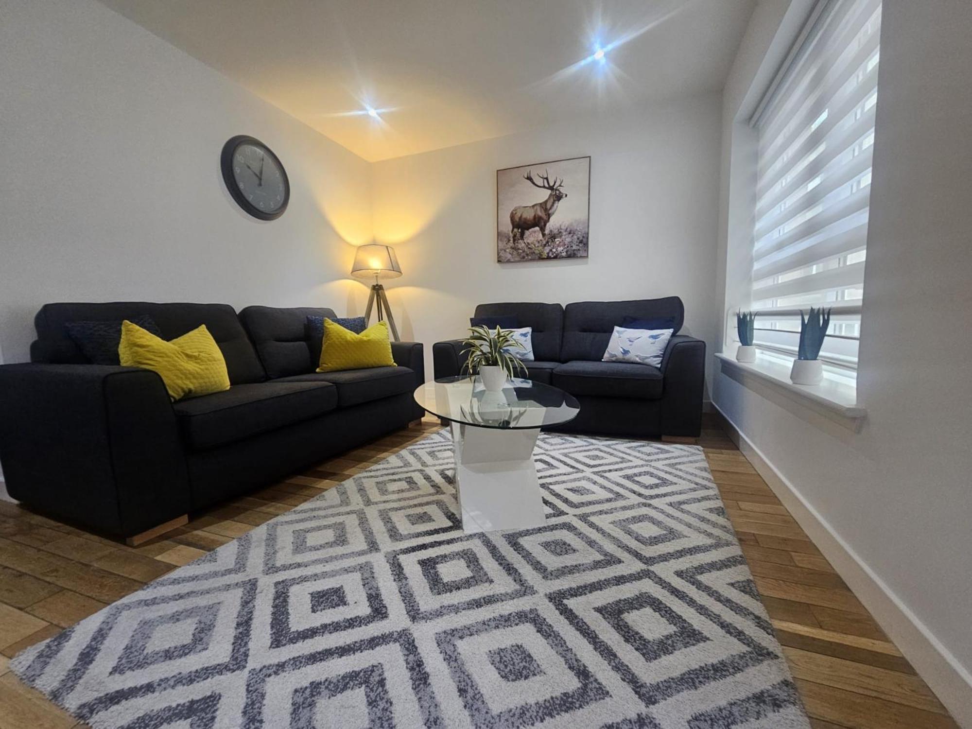 Apartment Langley Centre Secure Parking 2 Min Walk, Public Transport 1 Min Walk, Great Location Quiet Side Street 2 Bedroom, 2 Bathroom *