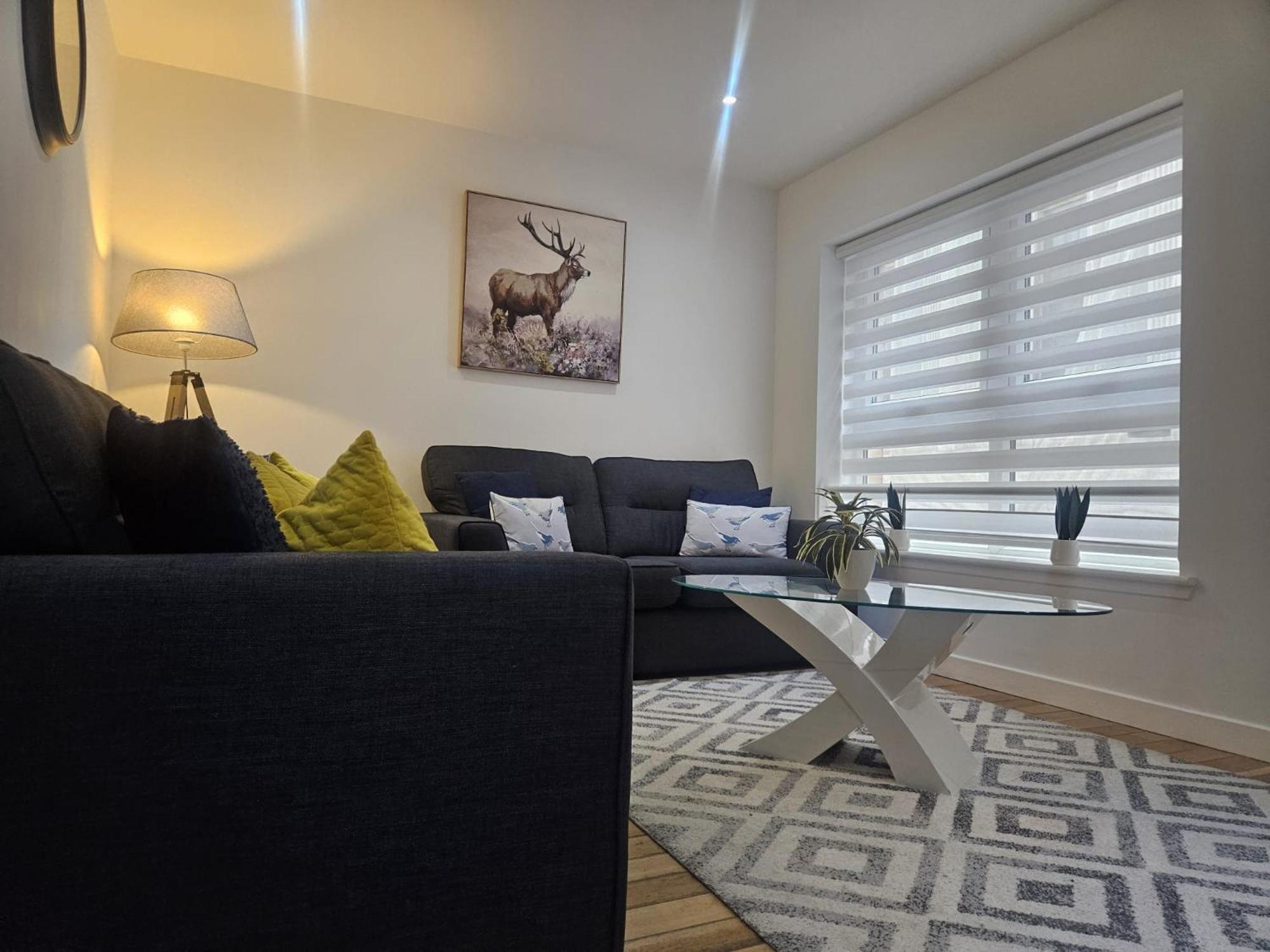 Langley Centre Secure Parking 2 Min Walk, Public Transport 1 Min Walk, Great Location Quiet Side Street 2 Bedroom, 2 Bathroom Apartment Inverness