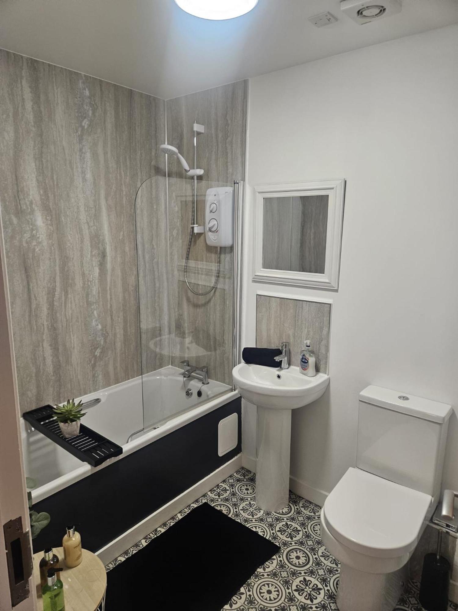 Langley Centre Secure Parking 2 Min Walk, Public Transport 1 Min Walk, Great Location Quiet Side Street 2 Bedroom, 2 Bathroom *