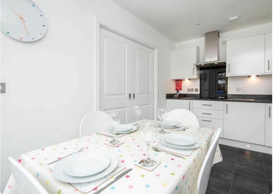 2 Bedroom Hedgefield 41 Apartment