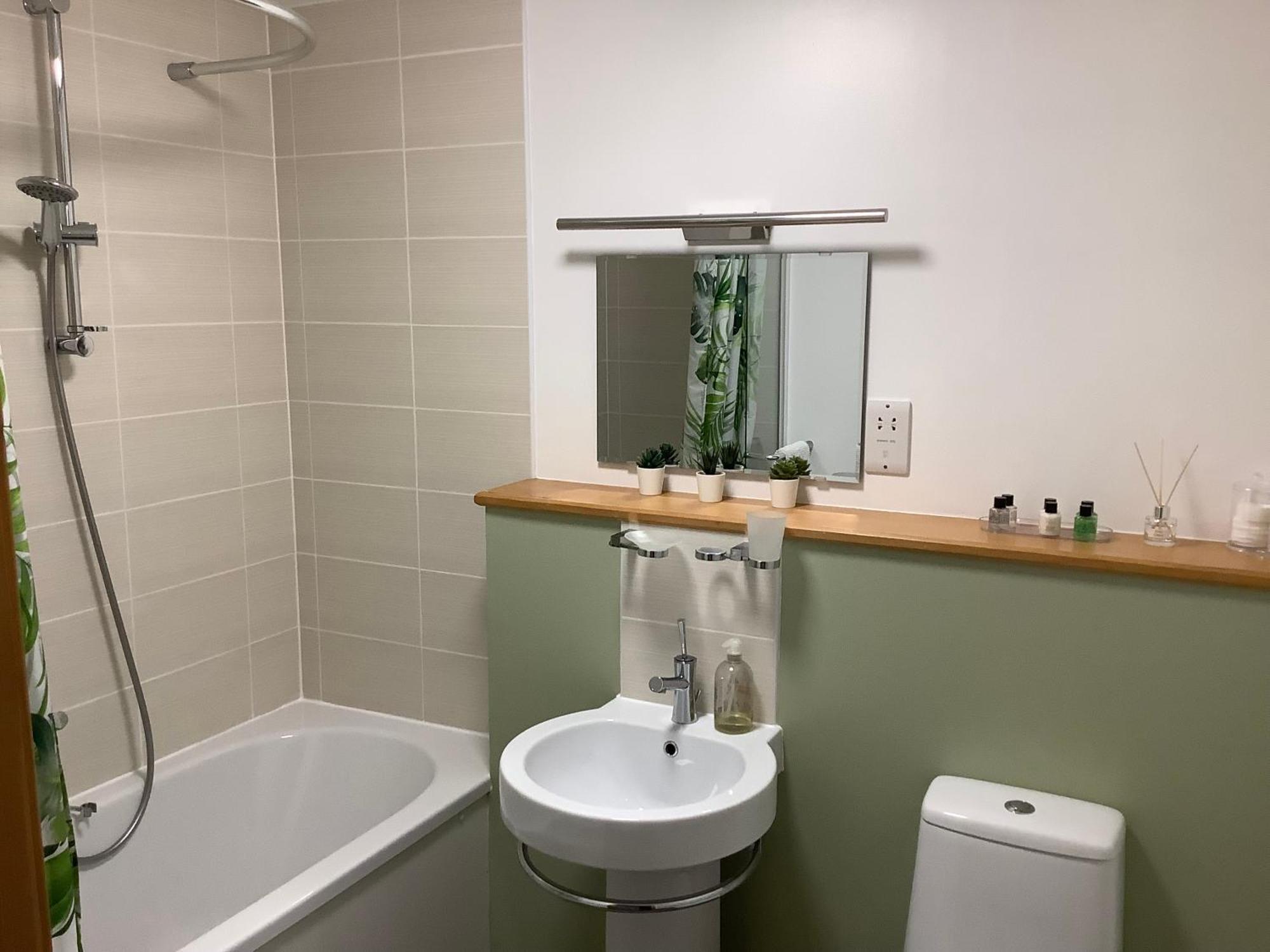 37 Farraline Court, Centre Apartment